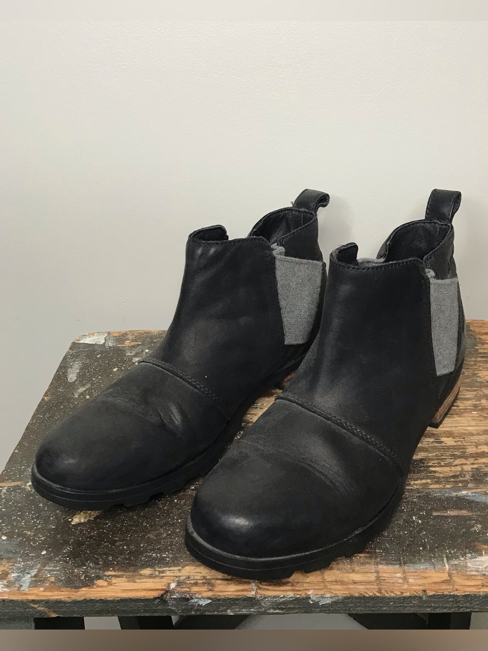 Sorel Black Leather Chelsea Boots with Gray Elastic Panels Sz 8.5